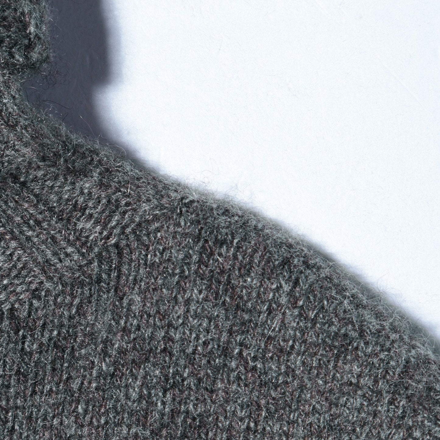 CASHMERE SLEEVELESS ROLL NECK KNIT