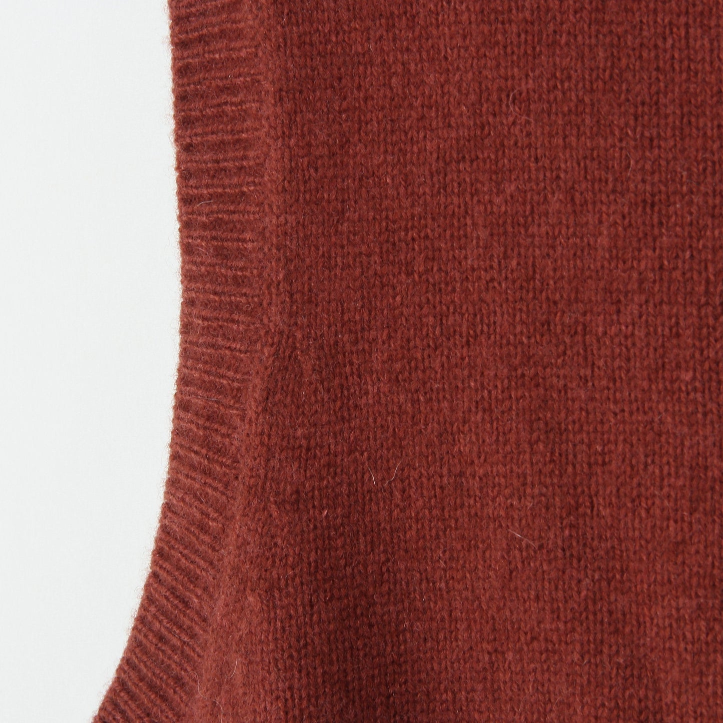 SLEEVELESS TURTLENECK KNIT
