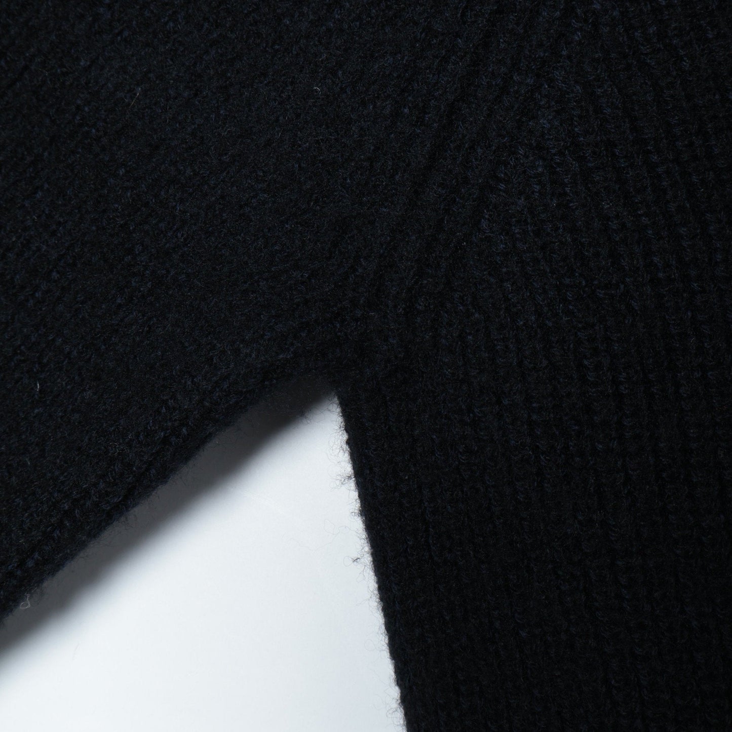 LIGHTWEIGHT WOOL KNIT