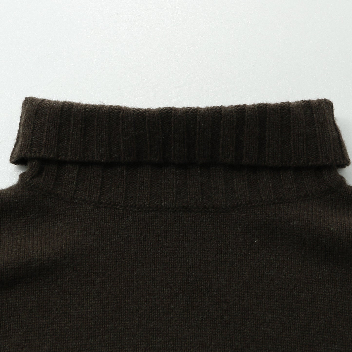 SLEEVELESS TURTLENECK KNIT