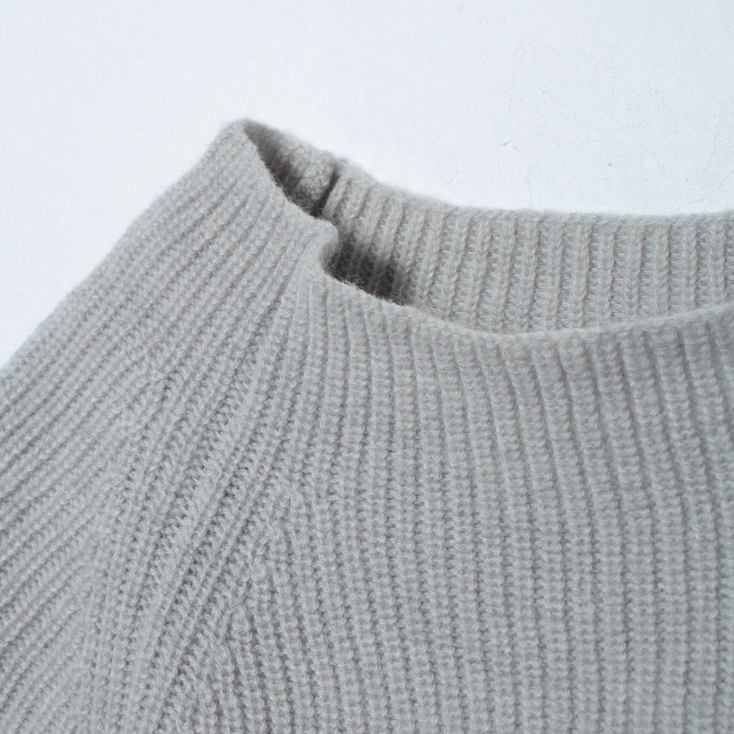 LIGHTWEIGHT WOOL KNIT