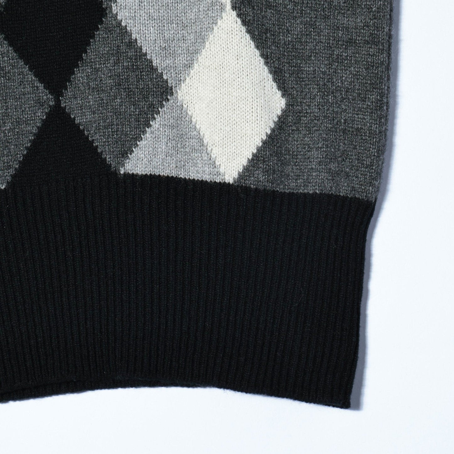 GRAPHIC ARGYLE KNIT