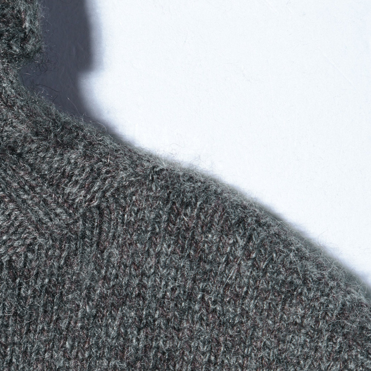 CASHMERE SLEEVELESS ROLL NECK KNIT