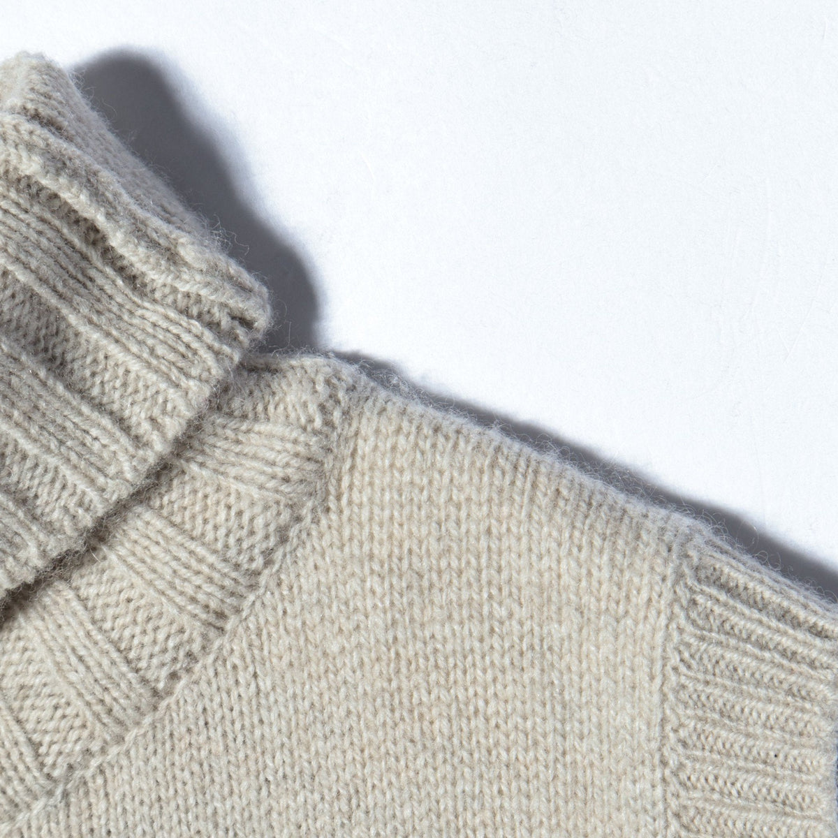 SLEEVELESS ROLL NECK KNIT