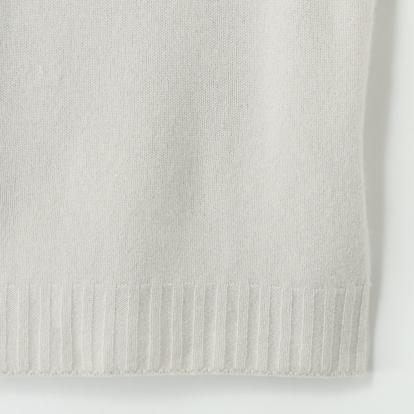 SLEEVELESS TURTLENECK KNIT