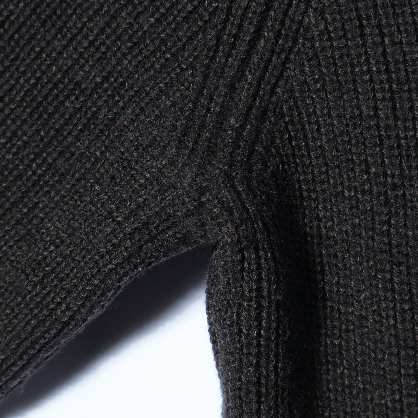 LIGHTWEIGHT WOOL KNIT