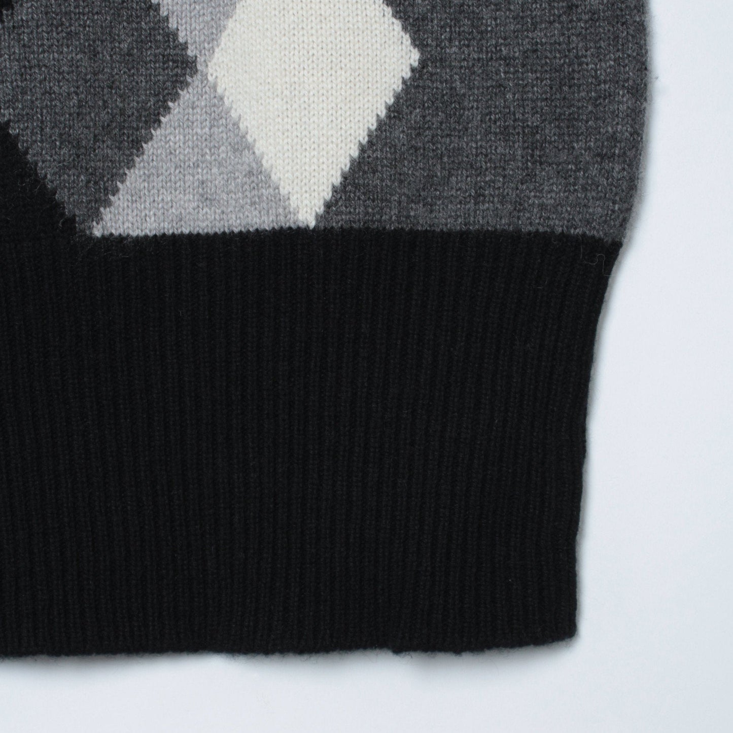 GRAPHIC ARGYLE KNIT