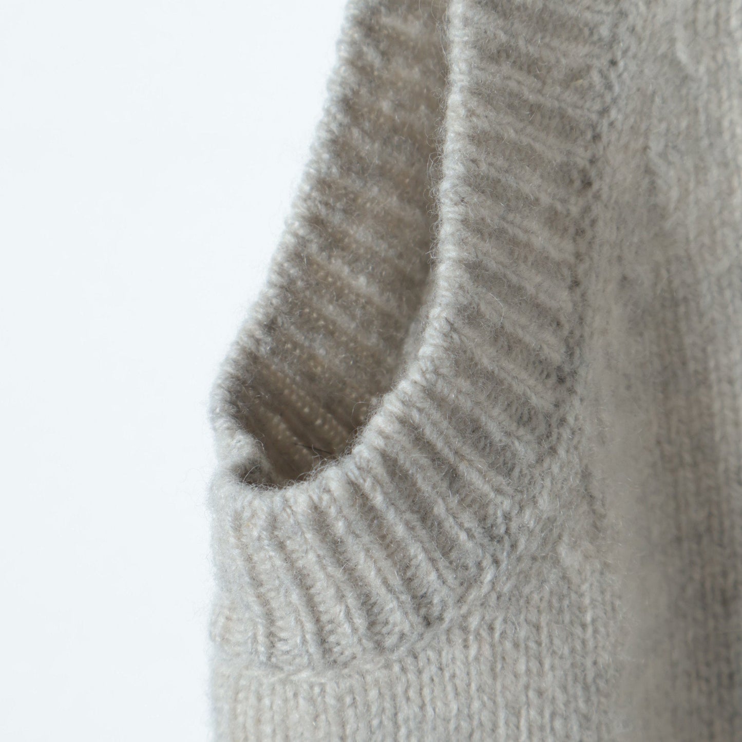SLEEVELESS TURTLE NECK KNIT