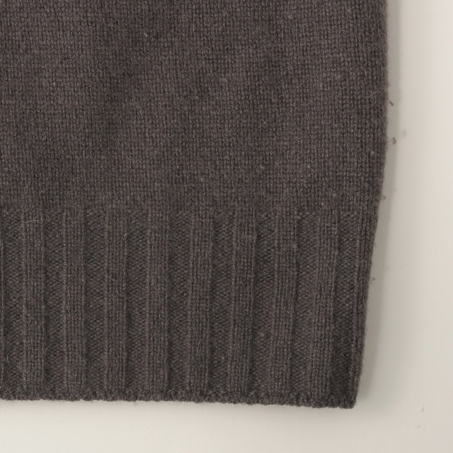 SLEEVELESS TURTLE NECK KNIT