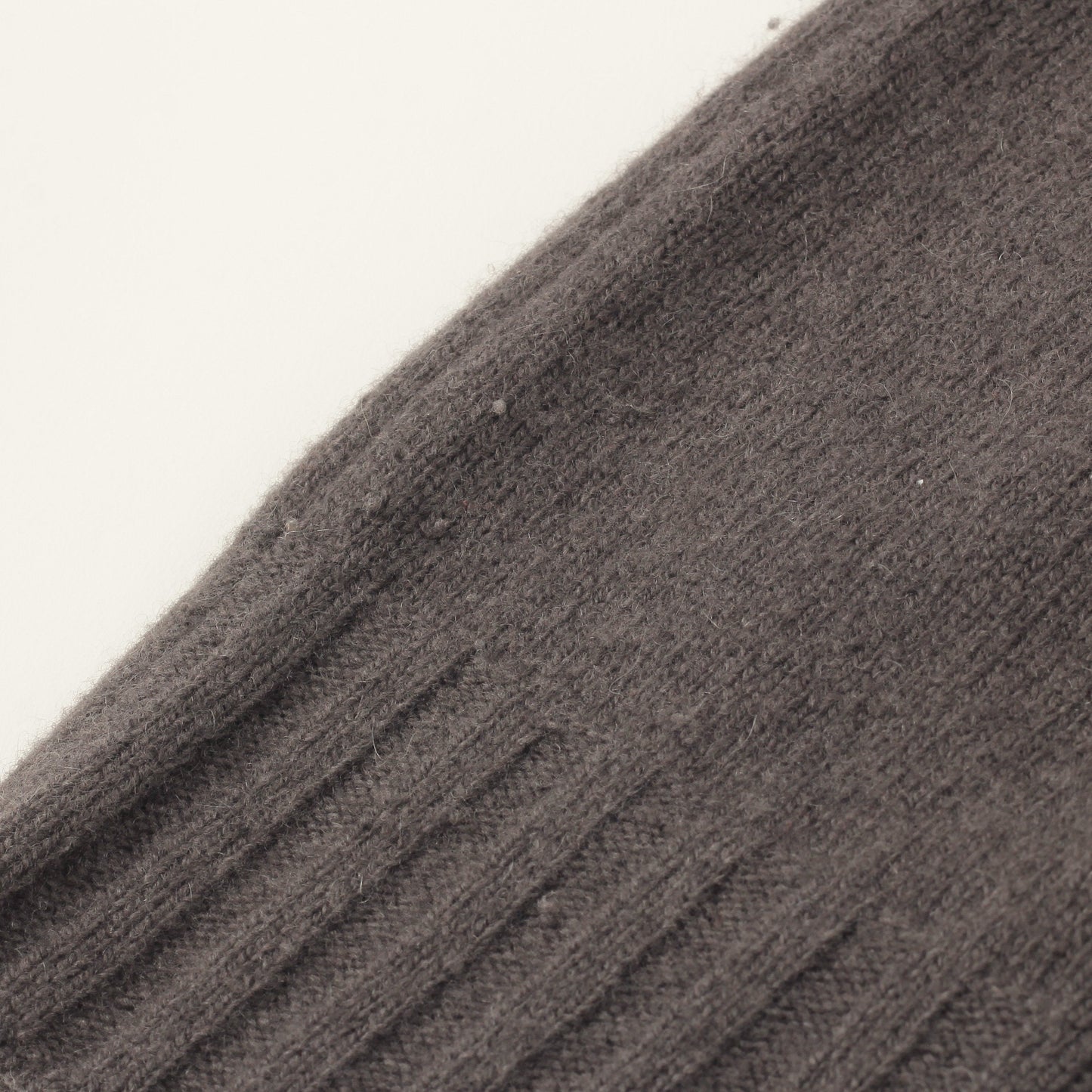 SLEEVELESS TURTLE NECK KNIT
