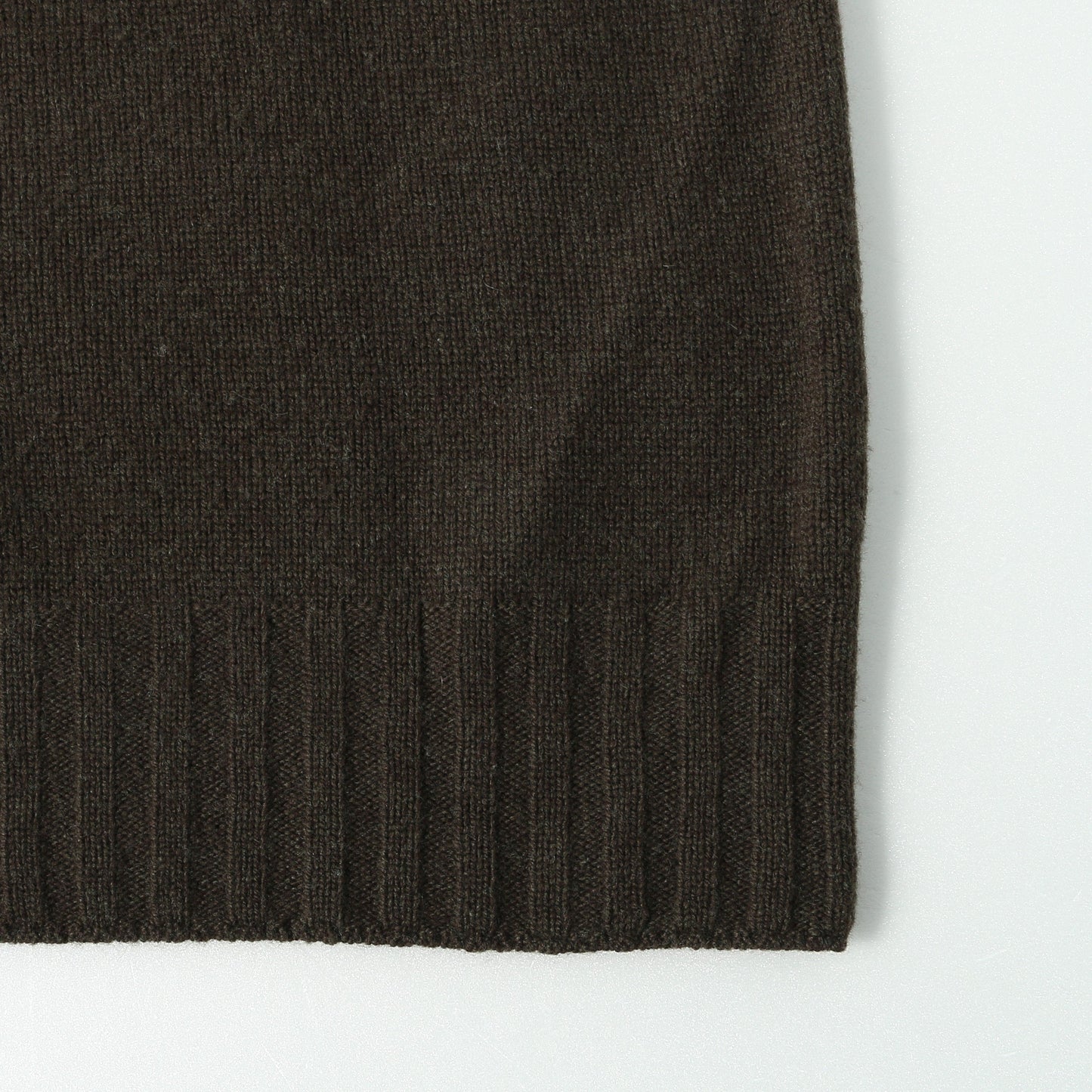 SLEEVELESS TURTLENECK KNIT