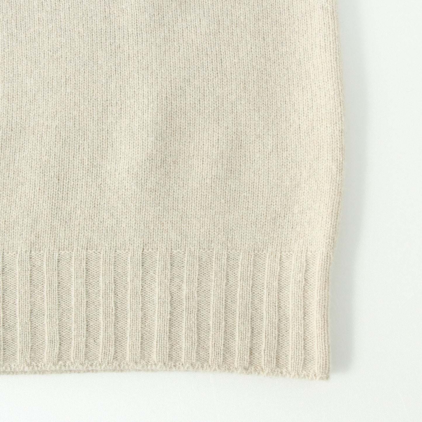 SLEEVELESS ROLL NECK KNIT