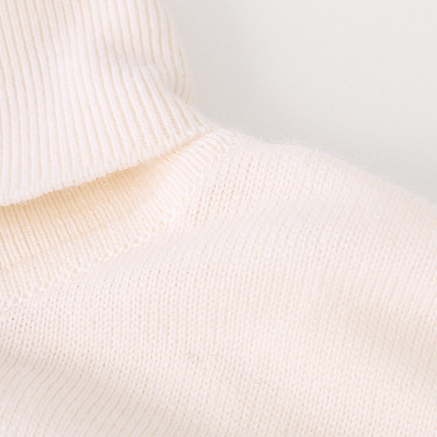 FINE WOOL TURTLE NECK KNIT